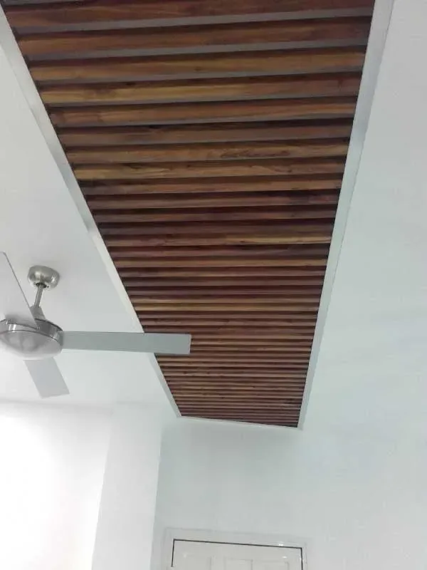 faux plafond panneau bois